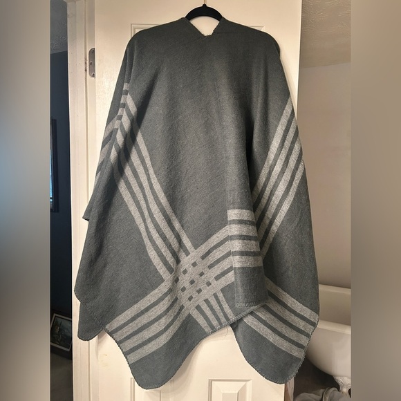 BB Dakota Gray Striped Plaid Blanket Cape Poncho Shawl Women's One Size - Picture 7 of 7